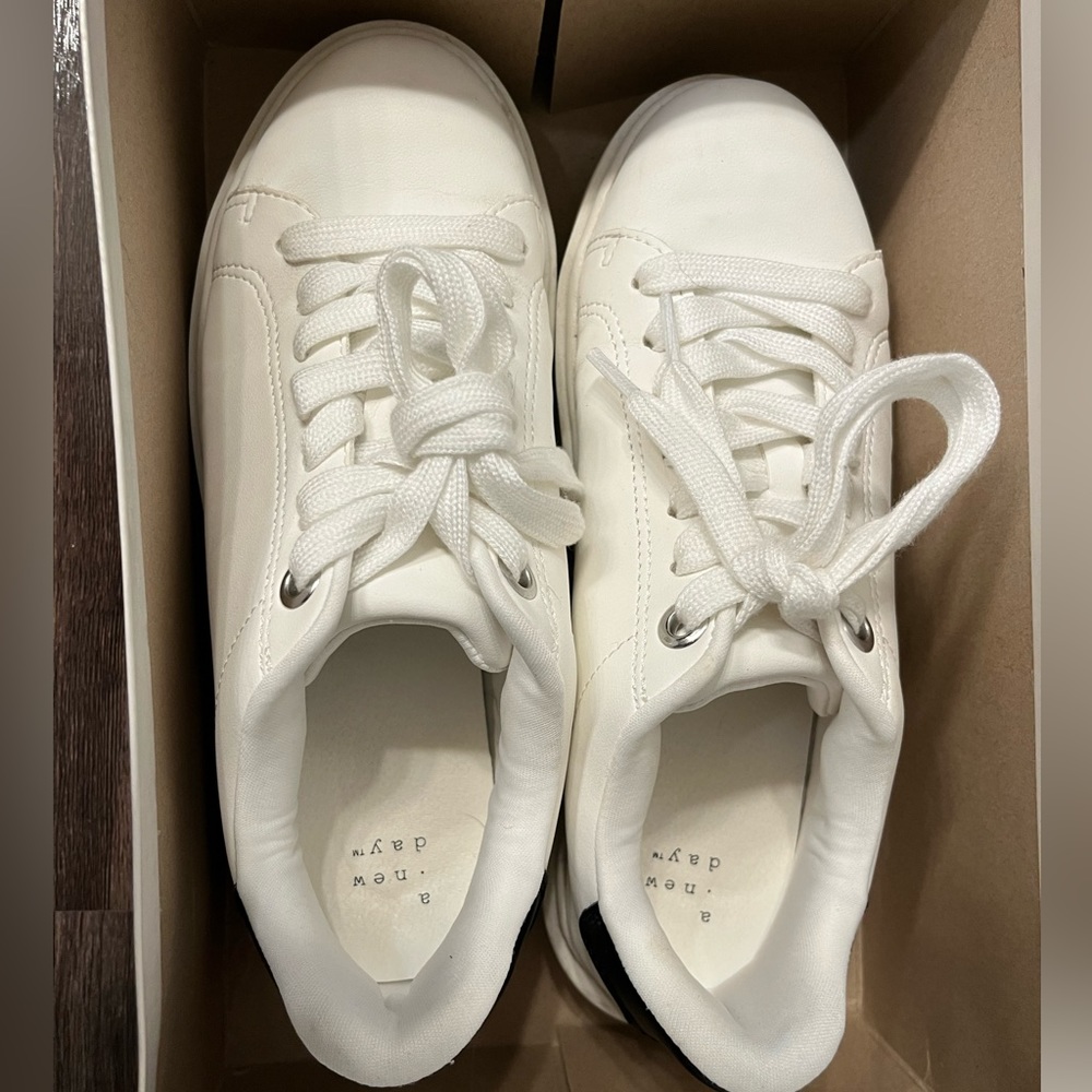 White sneakers size 7